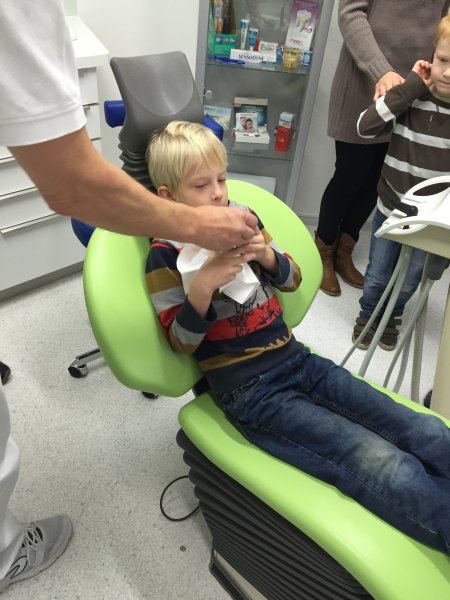 Kind sitzt im Behandlungsstuhl